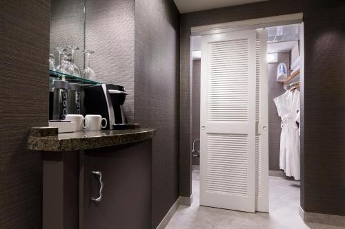奥兰多Universal's Hard Rock Hotel®的客房设有带柜台和门的厨房