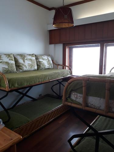 罗卡拉索Villa Aremogna的客房设有两张双层床和一张沙发。