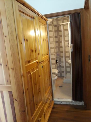 罗卡拉索Villa Aremogna的一间带卫生间的浴室和一个带镜子的门