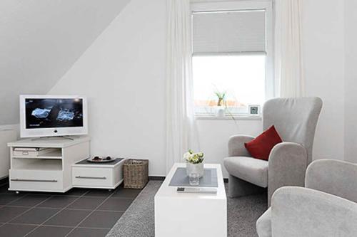贝塞尔Nordseegartenpark Nordseestolz的带沙发和电视的客厅
