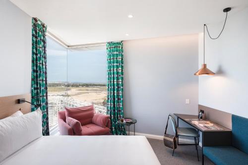 Citadines Connect Sydney Airport客房内的一张或多张床位