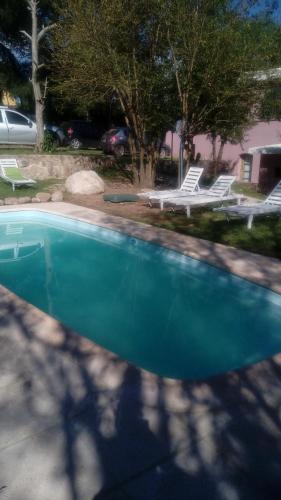 里奥塞瓦约斯HOTEL La Quebrada的一个带两把草坪椅的游泳池的关闭