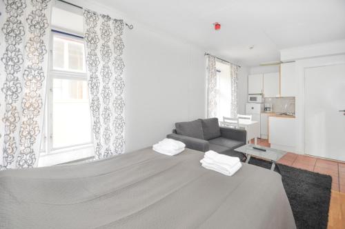 维斯比维斯比博恩公寓的白色的客房配有床和沙发