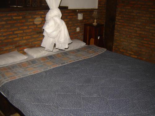 布琼布拉VAYA APARTMENTS Kiriri with Panoramic View的一间卧室配有一张带白色床单的大床