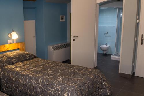 ViadanaB&B Bortolino的一间卧室配有一张床,浴室设有卫生间