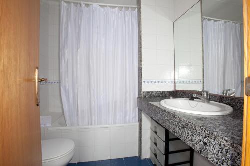 锡切斯Apartamentos Sunway Tara的一间带水槽、卫生间和淋浴的浴室