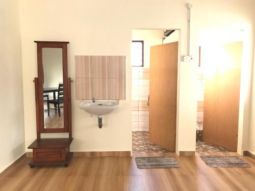 丰盛港辛斯波特度假屋的一间带水槽和镜子的浴室