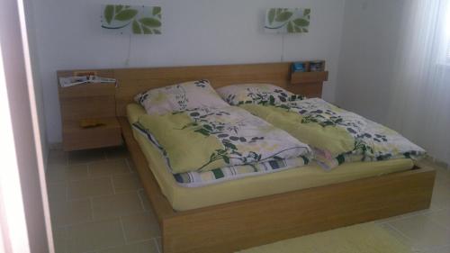 斯尼Apartmán Srní的一张带木制床头板和枕头的床