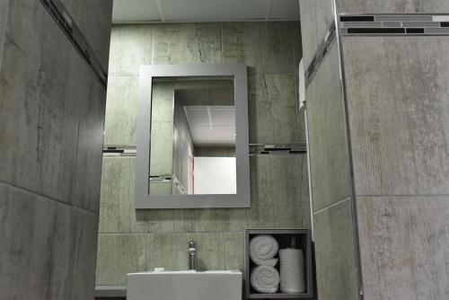 德班乌姆兰加盖特威皇家酒店的一间带水槽和镜子的浴室