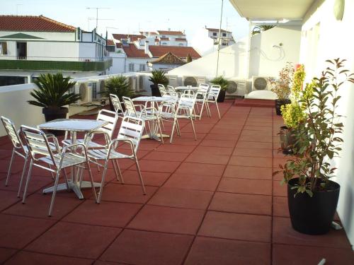 阿尔莫多瓦塞拉菲姆酒店的阳台的天井配有桌椅