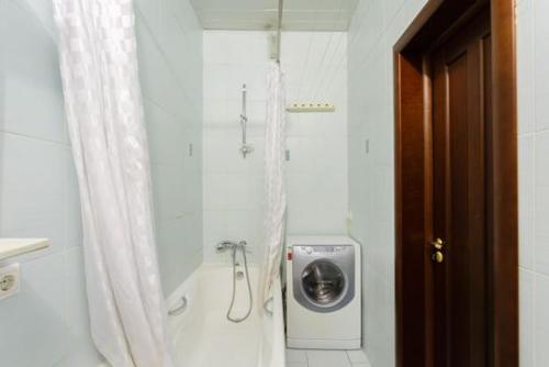 莫斯科布鲁斯尼卡贝罗卢斯卡耶商务公寓的带淋浴和洗衣机的浴室