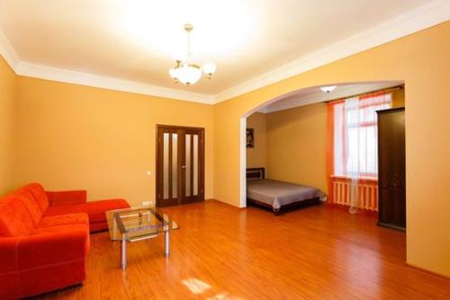 莫斯科布鲁斯尼卡贝罗卢斯卡耶商务公寓的客厅配有沙发和1张床