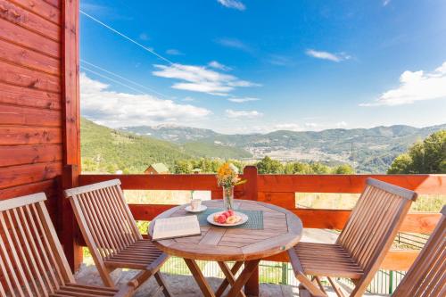 莫伊科瓦茨盖克卡酒店及度假村的观景阳台配有一张木桌和椅子。