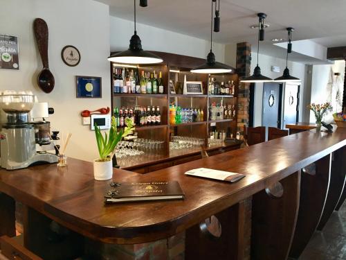 厄尔科Fregata的餐厅内带木台的酒吧
