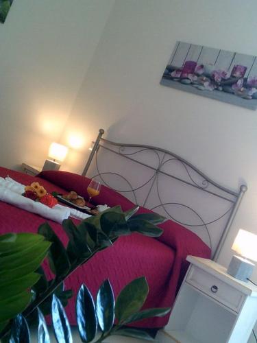 阿尔盖罗La casa di Giovanni e Angela的一间卧室配有红色的床和红色的沙发