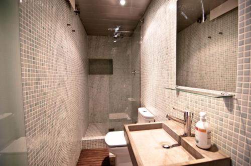 巴塞罗那Barceloneta Suites Apartments Beach的一间带水槽、卫生间和镜子的浴室