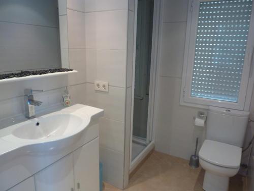 坎布里尔斯apartamento Estel的浴室配有卫生间、盥洗盆和淋浴。