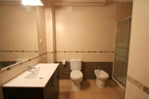 坎布里尔斯Casa Rosales 3的浴室配有卫生间、盥洗盆和淋浴。