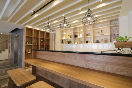 台南花水木民宿 的一间酒吧,房间设有长凳和灯