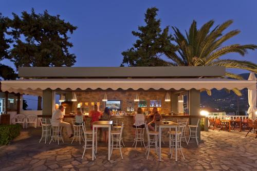斯科派洛斯迪奥尼索斯酒店的一群人晚上坐在酒吧里