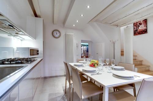 威尼斯San Marco Prestige - S. Zaccaria的白色的用餐室配有白色的桌椅