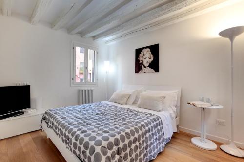 威尼斯San Marco Prestige - S. Zaccaria的白色卧室配有床和平面电视