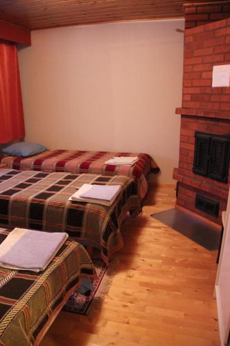 约恩苏Matkamaja的带壁炉的客房内设有两张床。