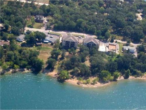 布兰森Lakefront Indian Point Condo with Boat Slip的水面上岛上房屋的空中景观