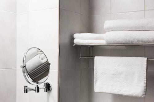 伊纳利因阿里酒店的浴室设有镜子和一些毛巾