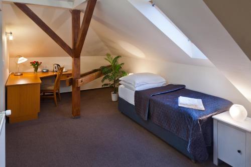 比尔森帕诺拉玛酒店的一间卧室配有一张床、一张桌子和一张桌子