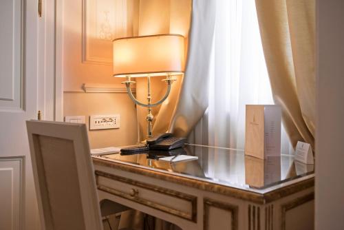蓬泰代拉阿尔莫尼亚酒店的玻璃桌上的灯