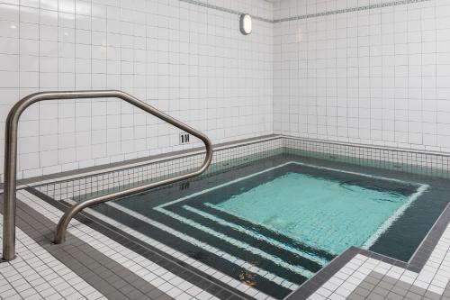 温尼伯温尼伯西一号汽车旅馆的浴室内带扶手的游泳池