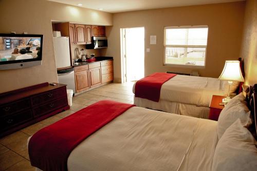 普莱西德湖格拉西湖套房酒店 的酒店客房设有两张床和一台平面电视。
