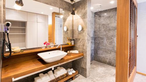 博兹布伦米亚麦精品酒店 - 仅限成人的一间带水槽和淋浴的浴室