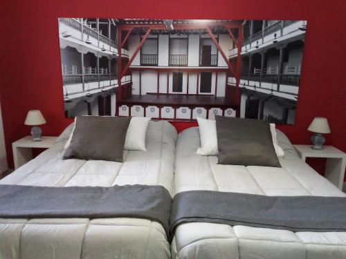 阿尔玛格鲁Casa Hormazas的一张带两个枕头的大白色床