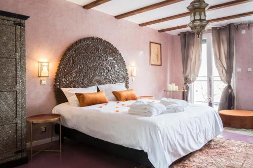 Riad SPA "Les Portes de l'Orient" TOURS客房内的一张或多张床位