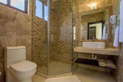 苏莎亚加勒比钻石精品酒店的带淋浴、卫生间和盥洗盆的浴室