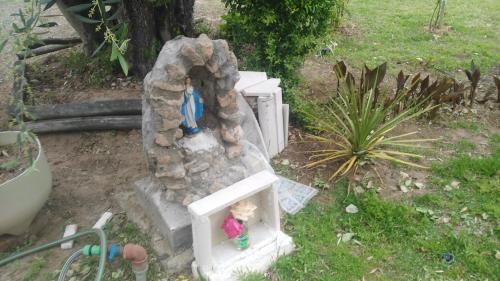 Coquimbito特拉奥利沃小屋酒店的石墓上一个人的雕像
