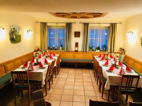 HollfeldLandhaus Schönfelder Hof的一间设有长桌的房间,上面有红色的餐巾
