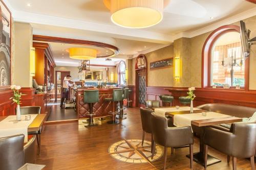 威廉港城市瓦卢瓦酒店的一间带桌椅的餐厅和一间酒吧
