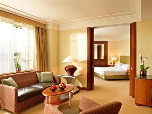 华沙华沙丽晶酒店的酒店客房设有一张沙发和一张床