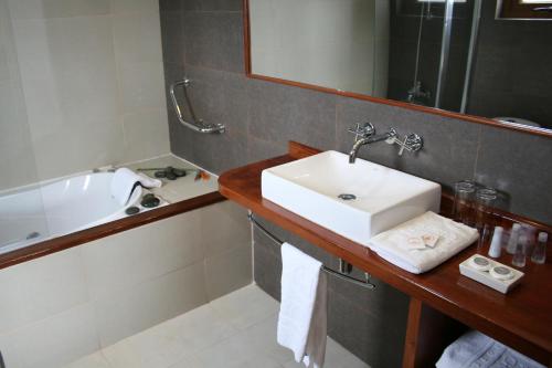 巴拉斯港波多黎各奇科酒店的浴室配有盥洗盆和浴缸。