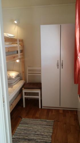 乌拉勒德Sjönära Ullared的客房设有两张双层床和衣柜。