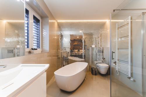 俄斯特拉发SILESIA Residence的浴室配有白色浴缸和卫生间。