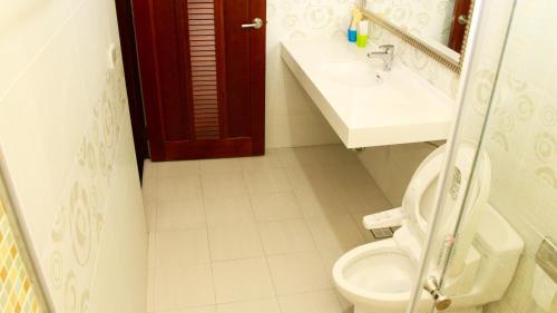 礁溪Home of 120 民宿的一间带卫生间和水槽的浴室