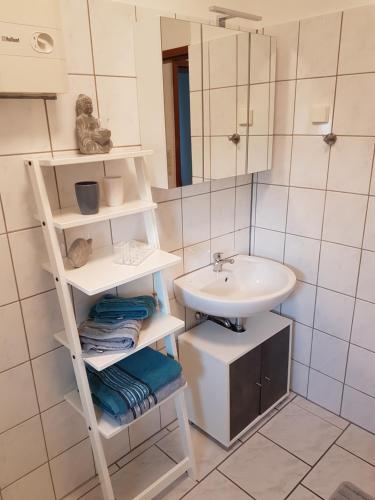 埃森Ferienwohnung Veit的一间带水槽和镜子的浴室