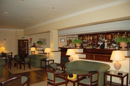 埃尔瓦斯杰丁酒店的大堂设有桌椅和酒吧。