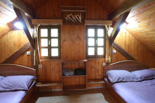 奥托亚克Zidanca med Vinogradi的小木屋内一间卧室,配有两张床