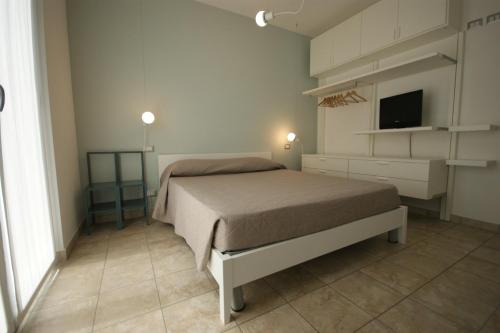 瓦斯托Residenza Alpaluba的一间卧室配有一张床和一台电视