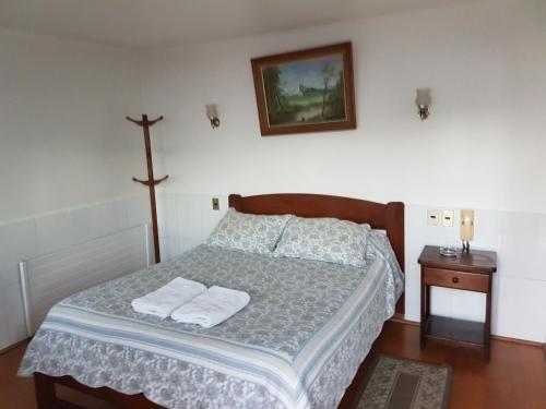 奇廉Hotel Los Cardenales的一间卧室配有一张床,上面有两条毛巾